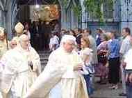 Kapłan Łukasz w trakcie procesyjnego przejścia kapłanów do klasztoru