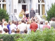 Młodzież śpiewająca piosenki, po lewej kapł. M. Grzegorz