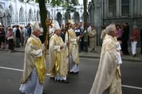 Wyjście kapłanów ze Świątyni po nabożeństwie - pochód zamykają biskupi