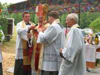 Poświęcenie krzyża przez biskupa Romana