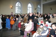 Liczna publiczność, a w pierwszym rzędzie kapłan Łukasz, który z radością podziwiał występy dzieci i młodzieży