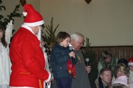 Nie zabrakło także Św. Mikołaja, który prosił dzieci o piosenkę lub wiersz w zamian za prezent, dzięki czemu obejrzał wiele miłych występów