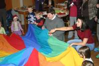 Siostra Magda organizowała zabawy - tu szaleństwa z wielką kolorową chustą