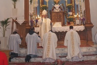 Uroczysta Suma odprawiana przez Biskupa Naczelnego w asyście braci: diakona M. Fabiana i subdiakona M. Michała
