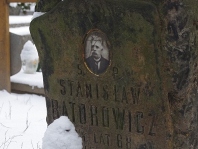 Jeden z najstarszych grobów na cmentarzu, źródło: commons.wikimedia.org, autor: Mateusz Opasiński