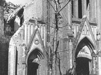 Fragment zniszczonej elewacji frontowej kościoła pw. Przenajświętszego Sakramentu przy ul. Szarej (źródło: www.warszawa1939.pl)