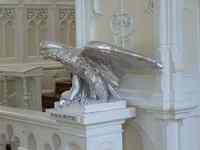 Skarbonka na datki uwieńczona rzeźbą orła