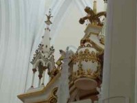 Tiara papieska na konfesji symbolizująca, że najwyższa władza w Kościele przynależy Panu Jezusowi