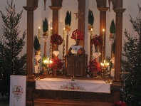 Ołtarz z dekoracją świąteczną